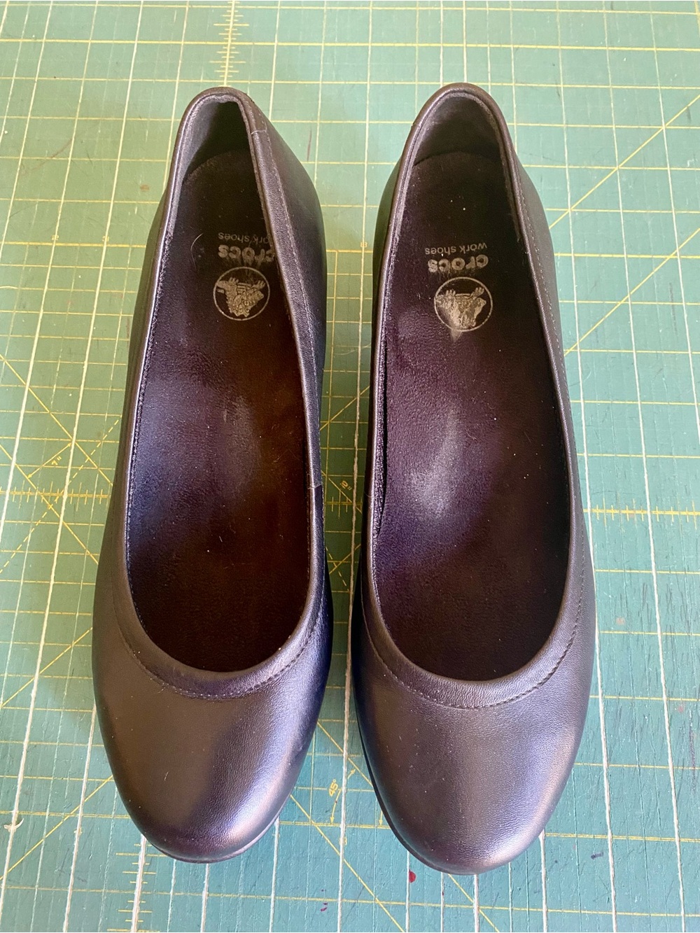Croc work pump in black leather.